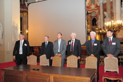 Konferencijos atidarymo iškilmės Šv. Jonų bažnyčioje. Iš kairės: VU tarptautinių reikalų prorektorius doc.dr. Rimantas Vaitkus, Vilniaus mero pavaduotojas Romas Adomavičius, Švietimo ir mokslo ministras Gintaras Steponavičius, VU rektorius akad. Benediktas Juodka, EAIR vykdomojo komiteto pirmininkas Bernardas Longdenas ir EAIR prezidentas Kari Hypponenas.