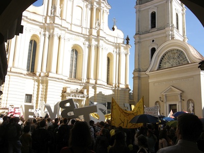 VU studentai universiteto Didžiajame kieme. VU archyvo nuotr.