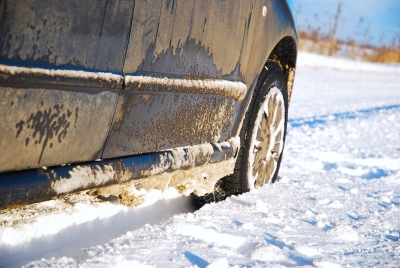 Barstomi chloridai (NaCl) pirmiausia patenka ant važiuojamosios kelio dalies bei kelkraščių ir tiesiogiai teršia pakelėse esantį apsauginės zonos dirvožemį. sxc.hu nuotr.