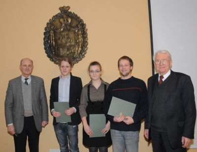 Senato komisijos posėdyje keturiems Vilniaus universiteto studentams įteikti „Kanados lietuvių fondo Eileen ir Vencent Kadis“ vardinių stipendijų pažymėjimai. Nuotraukoje – studentai, VU rektorius akademikas B. Juodka ir VU Senato pirmininkas, prof. D. Kaunas. V. Naujiko nuotr.