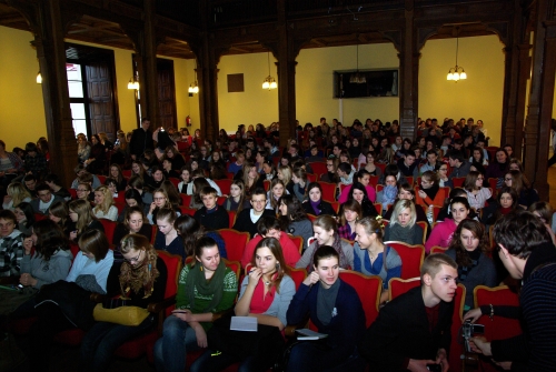 Jaunieji mokslininkai klausosi paskaitos VU Teatro salėje. VU archyvo nuotr.