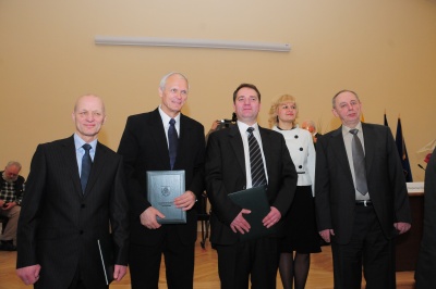 Vilniaus universiteto mokslininkai – Lietuvos mokslo premijų laureatai. Iš kairės: dr. Eugenijus Gaižauskas, doc. dr. Gediminas Trinkūnas, prof. habil. dr. Arūnas Ramanavičius, doc. dr. Almira Ramanavičienė ir prof. Arvydas Šliogeris. V.Naujiko nuotr.