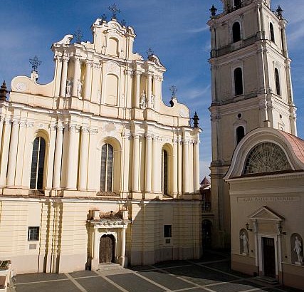 Paslaptingas užrašas ant vakarinio šv. Jonų bažnyčios fasado, virš pagrindinio lango kartuše - iššifruotas. VU archyvo nuotr.