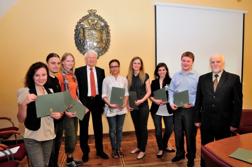 Gegužės 12 d. Vilniaus universiteto Senato komisijos posėdyje rektorius akad. Benediktas Juodka ir Senato pirmininko pavaduotojas prof. habil. dr. Jonas Remigijus Naujalis įteikė vardines Reimondo, Albertos ir Wandos Yankun stipendijas geriausiai besimokantiems ir socialiai remtiniems Vilniaus universiteto studentams.