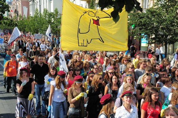 VU studentų ir dėstytojų šventinė eisena Gedimino pr. V. Naujiko nuotr.