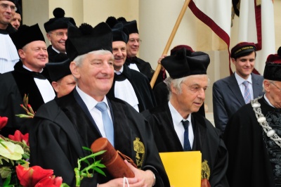 VU garbės daktaro vardas Iškilmingame VU Senato posėdyje garbės daktaro vardas suteiktas Vroclavo ekonomikos universiteto (Lenkija) profesoriui A. Gospodarowicziui (kairėje) ir Nobelio premijos laureatui, Vokietijos Maxo Plancko biochemijos instituto direktoriui emeritui ir Miuncheno technikos universiteto profesoriui R. Huberiui.V.Naujiko nuotr.