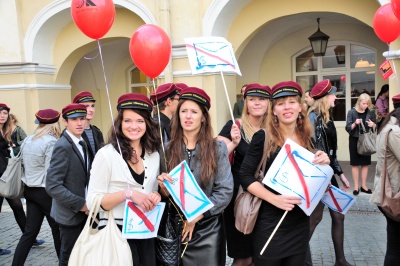 432-uosius metus universitetas pasitinka gerokai atjaunėjęs: beveik 5300 jaunų žmonių, realizavę savo svajones, peržengė Senosios Alma Mater slenkstį. Beveik 3800 iš jų – pirmą kartą. V.Naujiko nuotr.