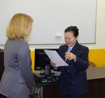 Japonų kalbos konkurso laimėtoja – Orientalistikos centro studentė V. Žukauskaitė. Orientalistokos centro nuotr.