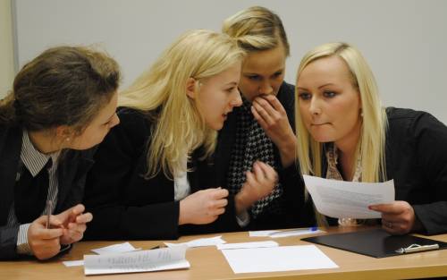 Komanda, pasisakiusi už intelektualią aprangą. Iš kairės į dešinę: Kristina Ciparytė, Laura Urbonavičiūtė, Deimantė Šimaitytė, Greta Sebeckytė. A. Šiaulytės nuotr.