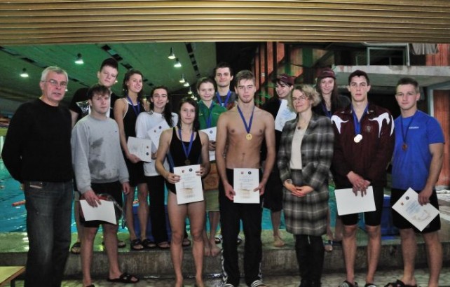 Sveikatos ir sporto centras sukvietė studentus, panorusius varžytis dėl geriausiųjų universiteto plaukikų vardo. V. Naujiko nuotr.