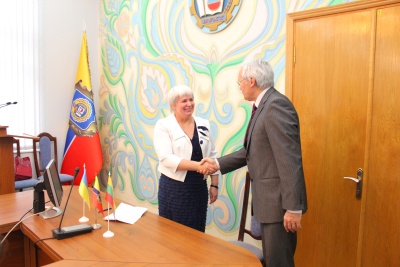 Kijevo nacionalinio maisto technologijų universiteto mokslo prorektorė prof. habil. dr. Tatjana Mostenska ir VU KHF dekanas prof. dr. Saulius Gudas. A. Lopatos nuotr.