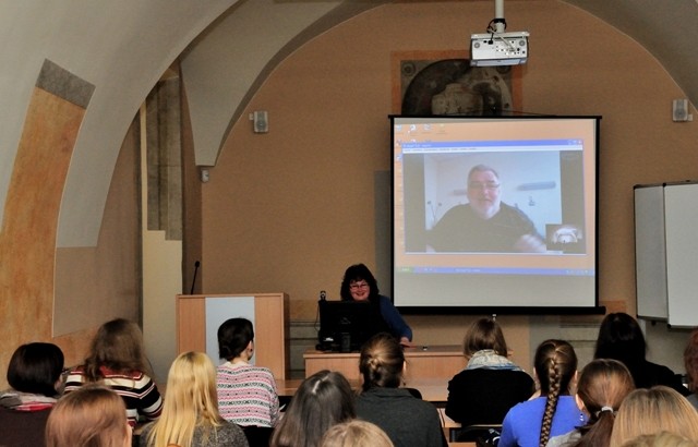 Studentai ir profesorius bendravo naudodamiesi „Skype“ programa. V. Naujiko nuotr.