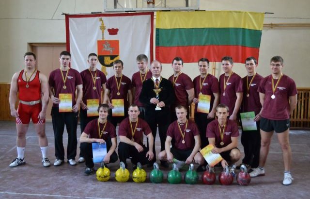 Šeštą kartą iš eilės studentų svarsčių kilnojimo čempionais tapo VU sportininkai. SSC archyvo nuotr.