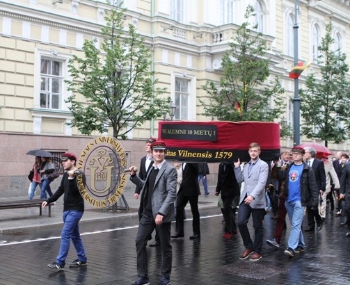 Net verkiantis dangus akademinei bendruomenei nesugadino šventinės nuotaikos. V. Jadzgevičiaus nuotr.