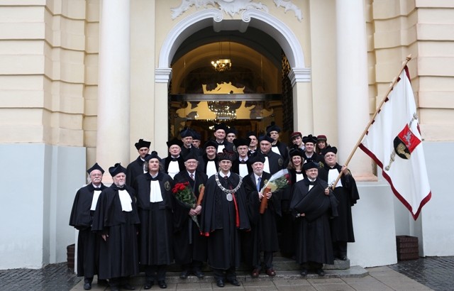 Vilniaus universiteto garbės daktarų vardai buvo suteikti dviems žymiems pasaulinio lygio mokslininkams: prof. Hartmutui Fueßui ir prof. Grahamui R. Flemingui. E. Kurausko nuotr.