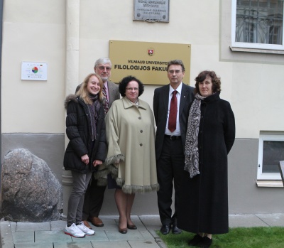 HERITY lentelė prie įėjimo į Filologijos fakultetą (iš kairės: HERITY Lietuvoje koordinatorė G.Gudauskaitė, VU muziejaus direktorius R.Kondratas, bibliotekos generalinė direktorė I.Krivienė, l.e.p. prof. J.Banys ir IRVS vedėja N. Bulotaitė). V.Jadzgevičiaus nuotr.